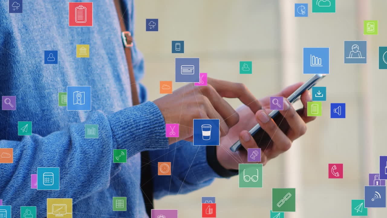 animación de múltiples iconos digitales flotando contra la sección media del hombre usando un teléfono inteligente