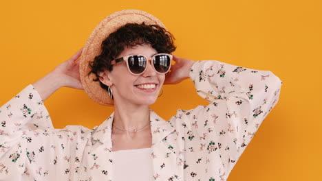 retrato de mujer de moda de verano