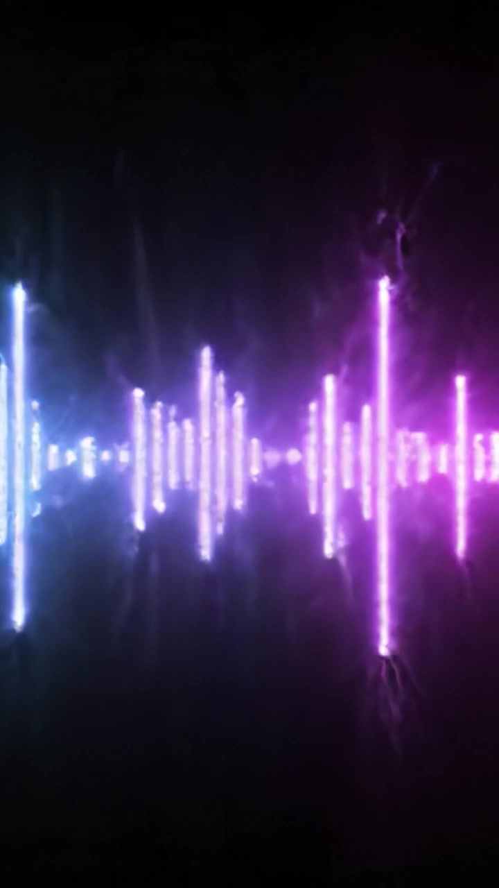 Dynamisk visuel repræsentation af lydbølger med levende blå og pink neonlys, der viser frekvensmønstre i en mørk atmosfære.