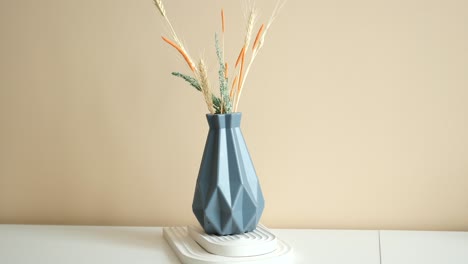 vaso geometrico moderno con fiori secchi