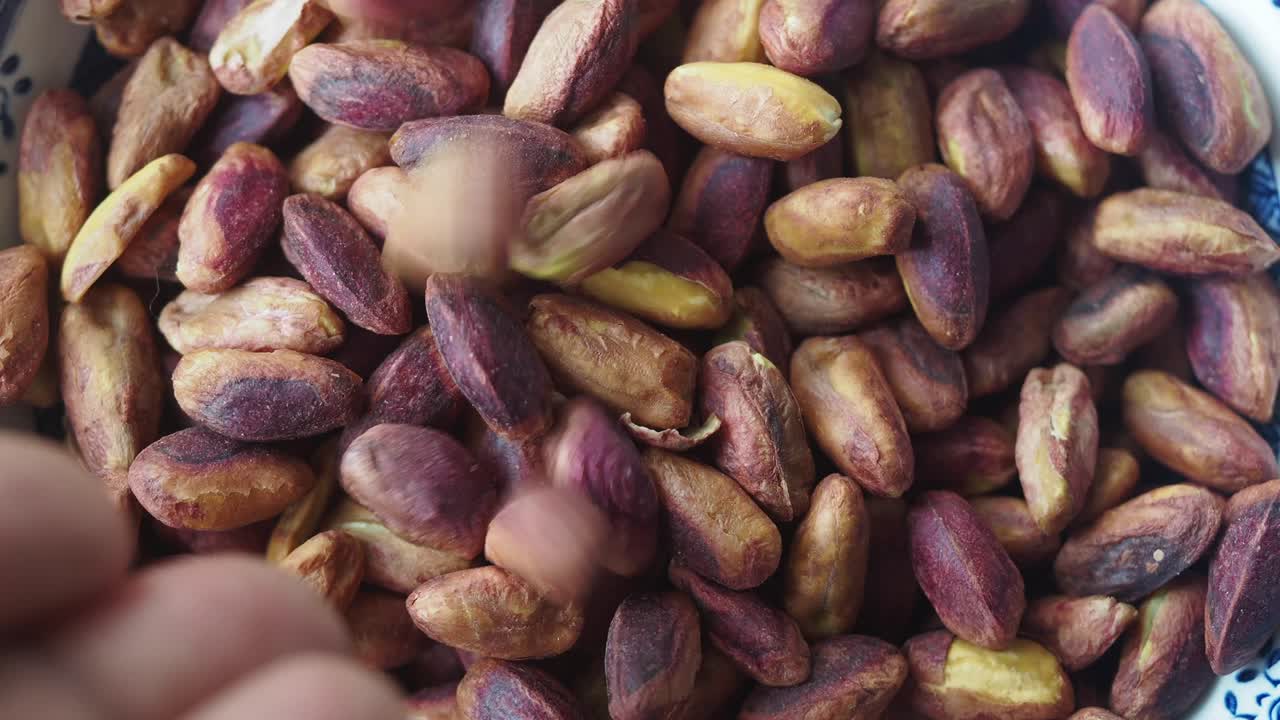 pistachos asados en un cuenco