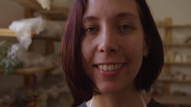 Giovane vasaia che lavora nel suo studio