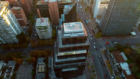 Luftaufnahme-über-Einem-Modernen-Gebäude-An-Der-Apoquindo-Avenue,-Las-Condes,-Santiago-De-Chile