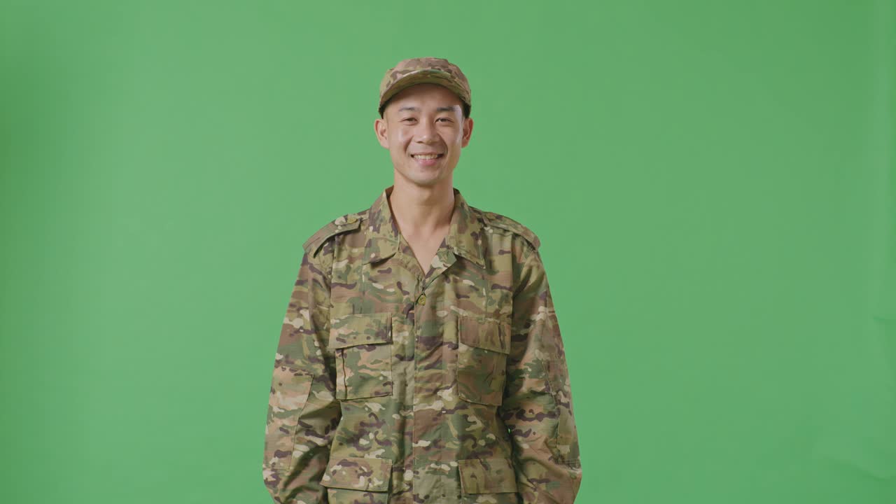 위장 유니폼을 입은 미소 짓는 군인