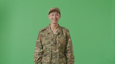 soldado sonriente en uniforme de camuflaje