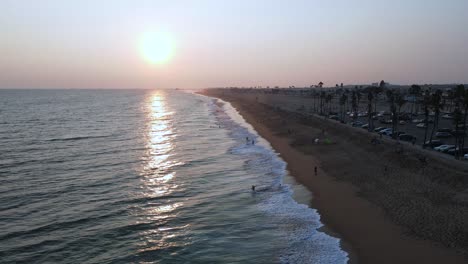 Excelente-Vista-Aérea-Del-Muelle-Y-La-Playa-En-Newport-Beach,-California-Al-Atardecer