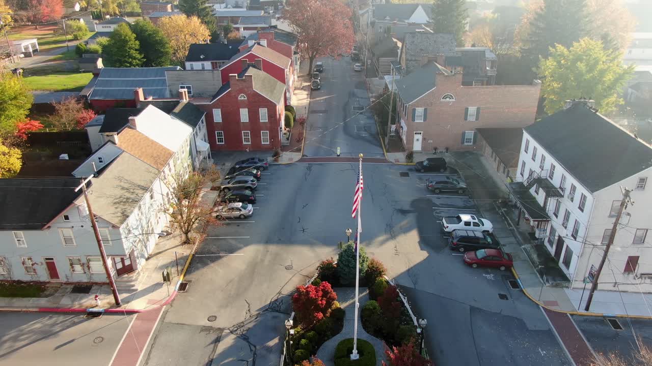 조용한 아침에 미국 국기가 펄럭인다