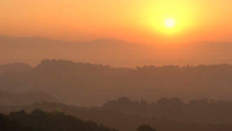 Sonnenaufgang-über-Hügeln-Und-Bergen