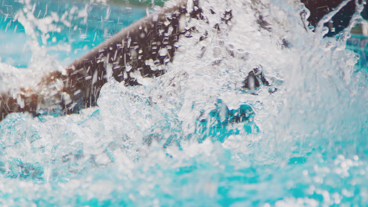 할아버지와 할머니가 손녀에게 수영을 가르치고 있습니다. 가족 여름 휴가 때 수영장에서요.