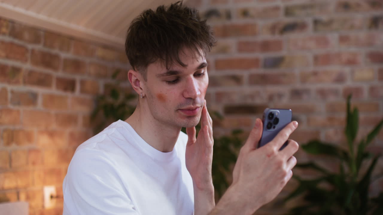 침실에 있는 남자