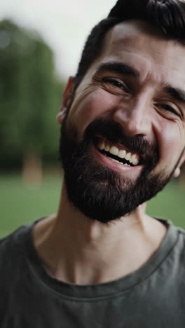hombre sonriente con barba