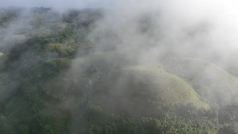 grupo de grandes colinas redondas y verdes en una isla