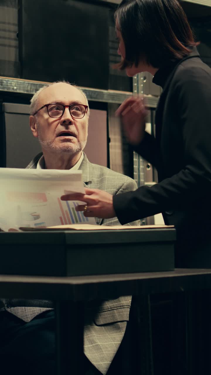 Video verticale Investigatori federali esaminano prove forensi e referti autoptici