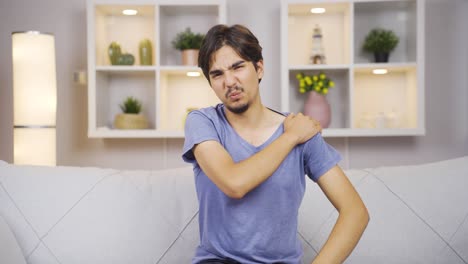 hombre con dolor de hombro.