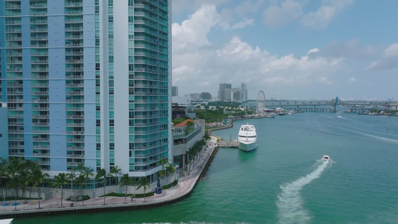 parque y frente al mar en un distrito urbano de lujo en una zona tropical. forwards vuelan a lo largo de modernos edificios de gran altura y grandes yates. miami, ee.uu.