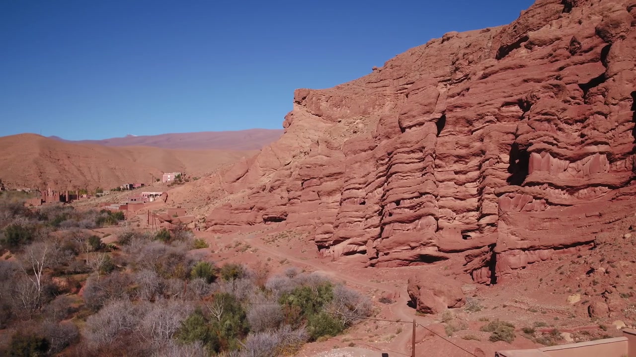 Ripresa aerea ravvicinata con drone che mostra gli unici pilastri di roccia conglomerata rossa e gli strati geologici erosi della formazione Monkey Fingers nella Valle del Dades, in Marocco