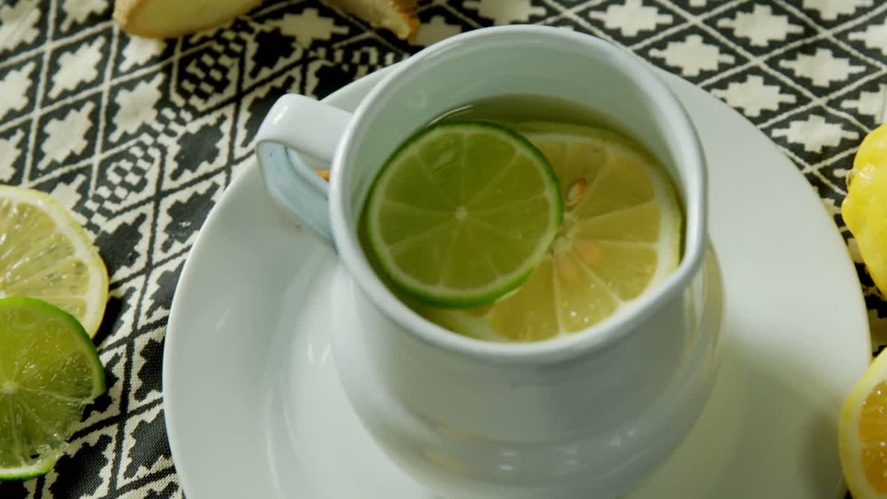 té de limón en una jarra con limón 4k