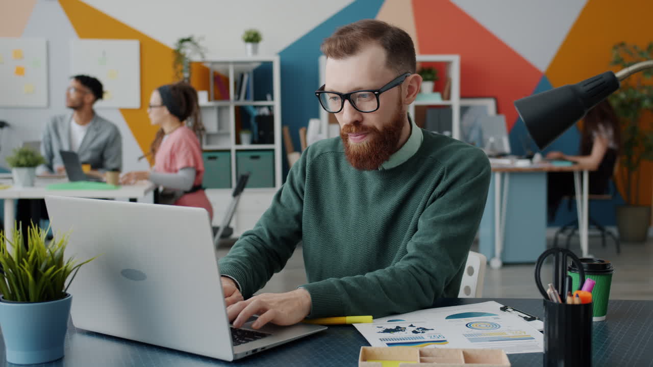 Forretningsfolk arbejder i moderne kontor
