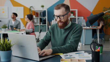 personas de negocios que trabajan en oficinas modernas