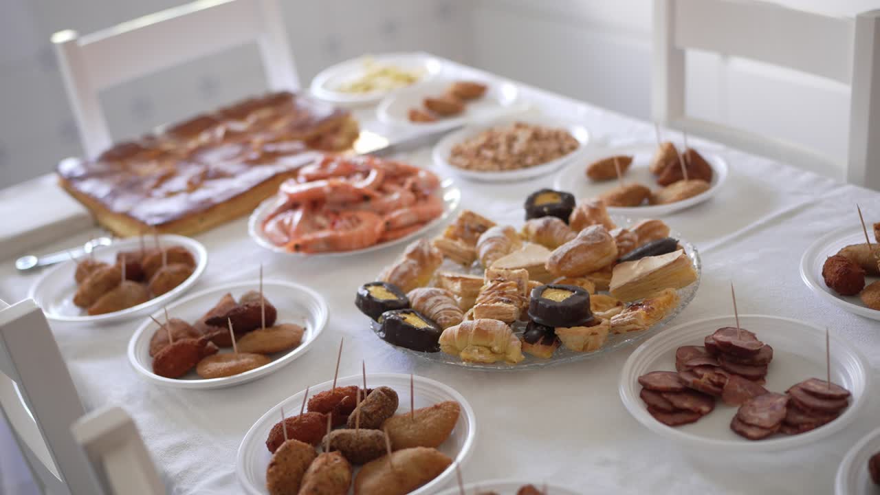 접시 에 여러 가지 식기 들, 페이스트리, 새우, 손가락 음식 들 이 있는 테이블