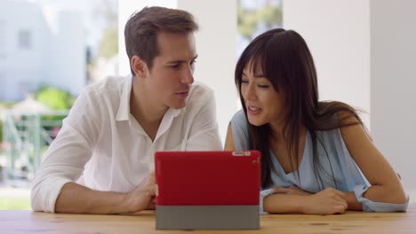 Hombre-Y-Mujer-Usando-Una-Tableta-Juntos