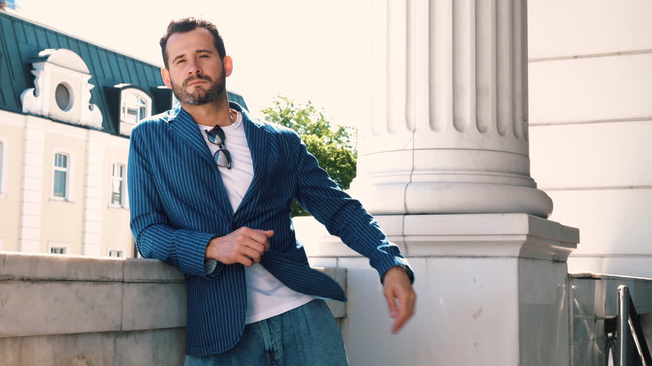 стильный мужчина в городском пейзаже