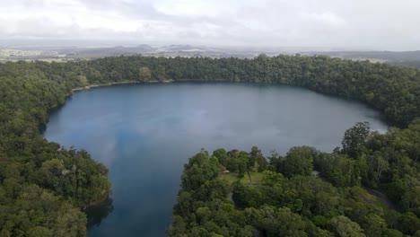 Luftdrohnenvideo,-Das-Einen-Großen-Vulkanischen-Kratersee-Zeigt,-Der-Von-Einem-üppigen-Tropischen-Regenwald-Gesäumt-Ist