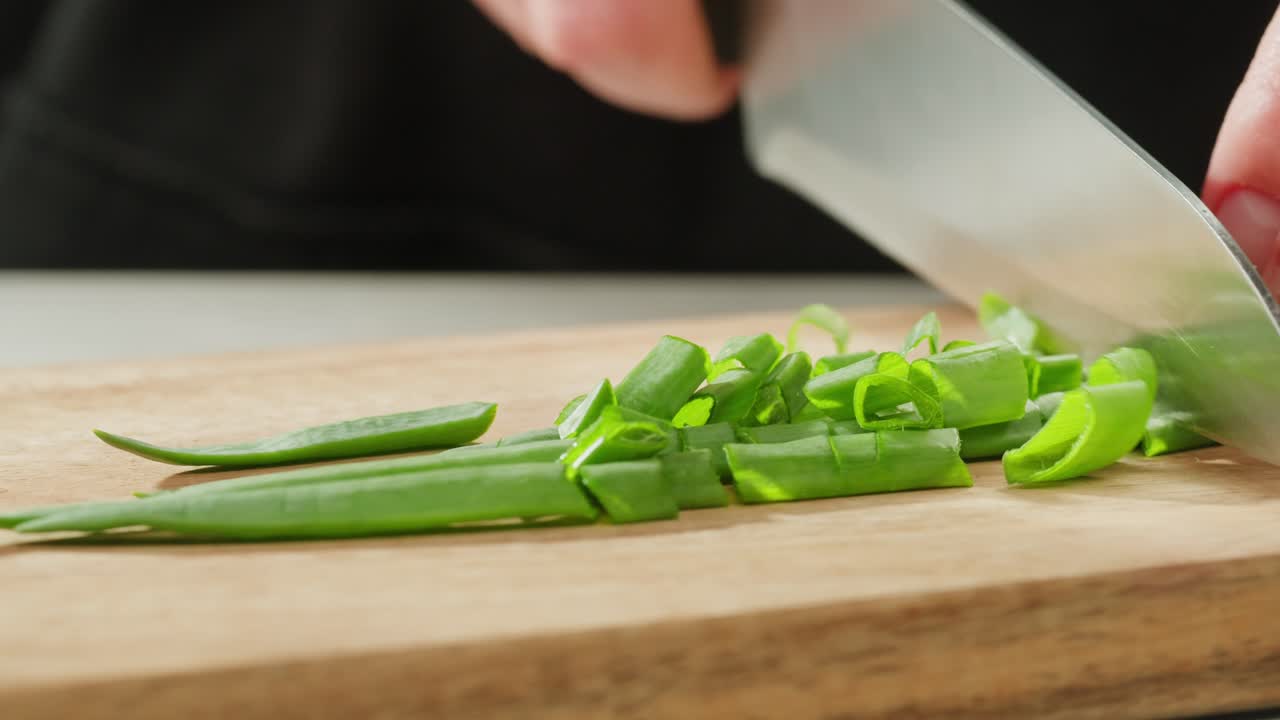 cortar las cebollas verdes