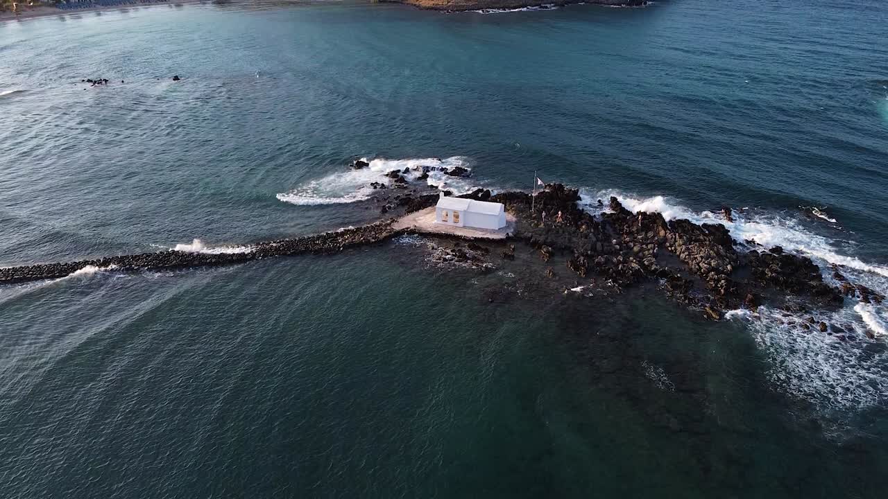 знаковая морская часовня на острове крит, вид с воздуха