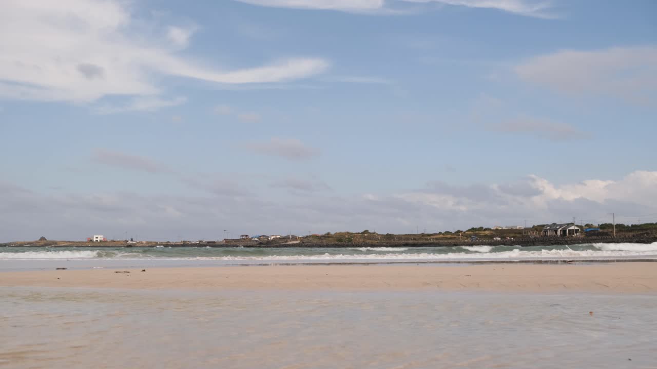 hermosa playa de arena y olas azules del mar en la costa de la isla de udo, corea