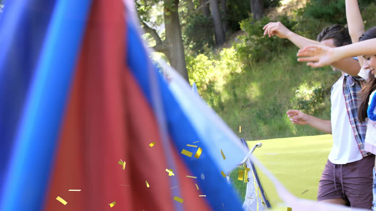 여름 캠프 에서 춤추는 사람 들 위 에 떨어지는 콘페티 의 애니메이션