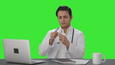 Médico-Indio-Llenando-La-Pantalla-Verde-De-Inyección