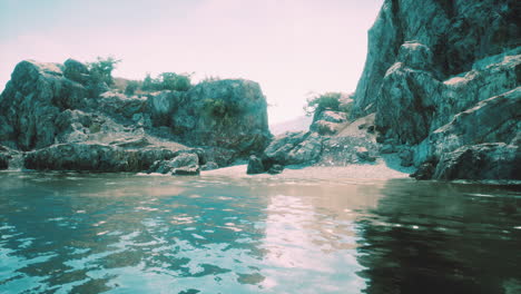 la escena de la playa rocosa y tranquila