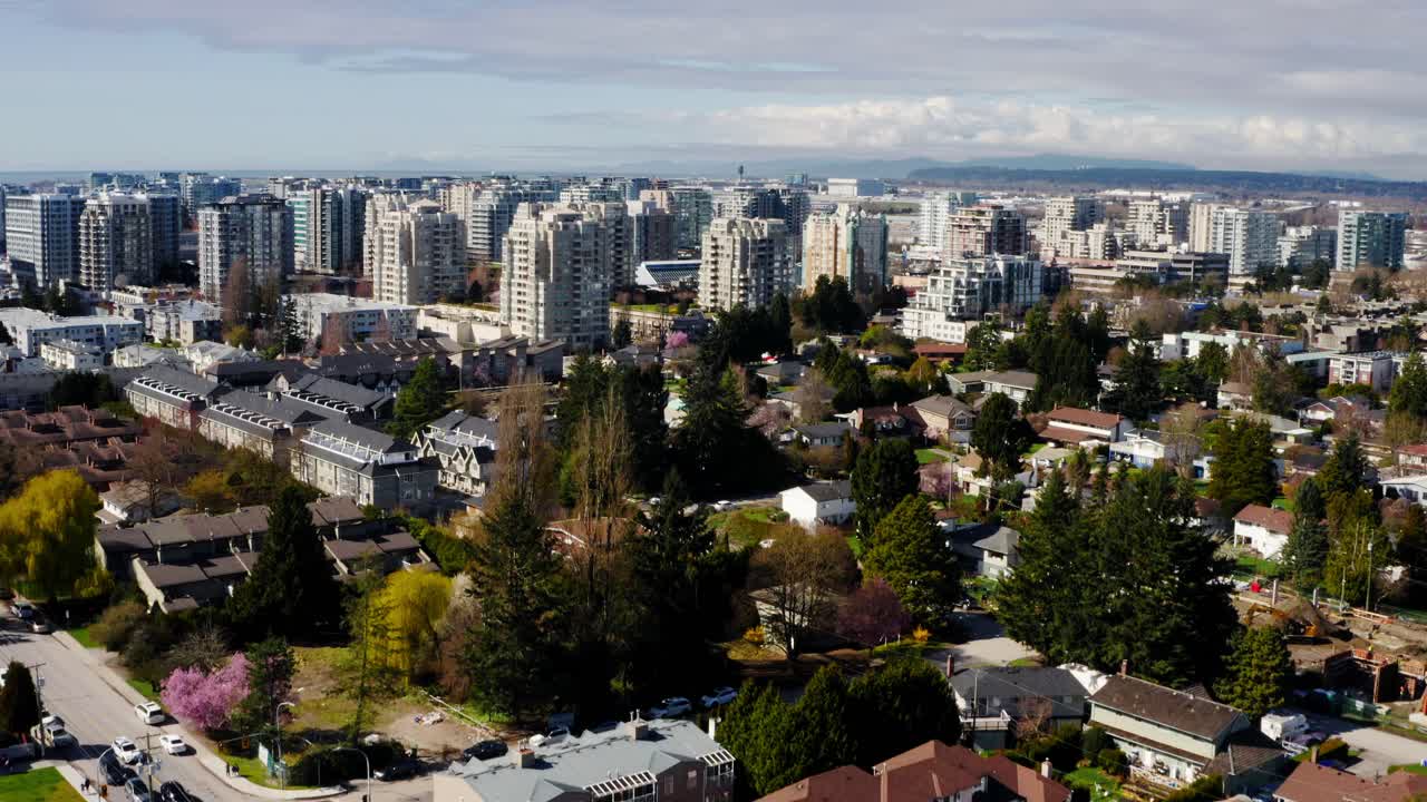 automóviles circulando por las calles de la comunidad en la ciudad de richmond cerca de los edificios de gran altura en bc, canadá