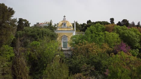 Aérea-De-Arriba-Hacia-Abajo-Sobrevolando-Un-Hermoso-E-Histórico-Parque-En-El-Centro-De-Lisboa,-Portugal