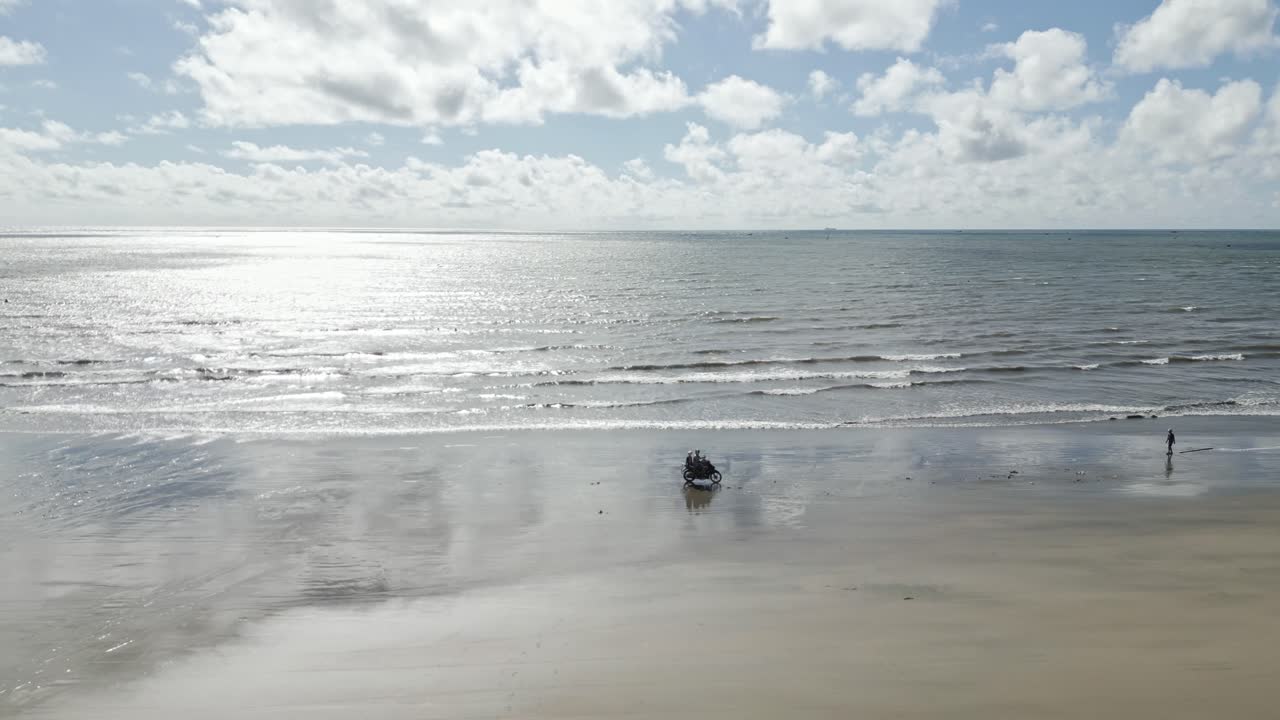 베트남 해변을 따라 오토바이를 타는 남자