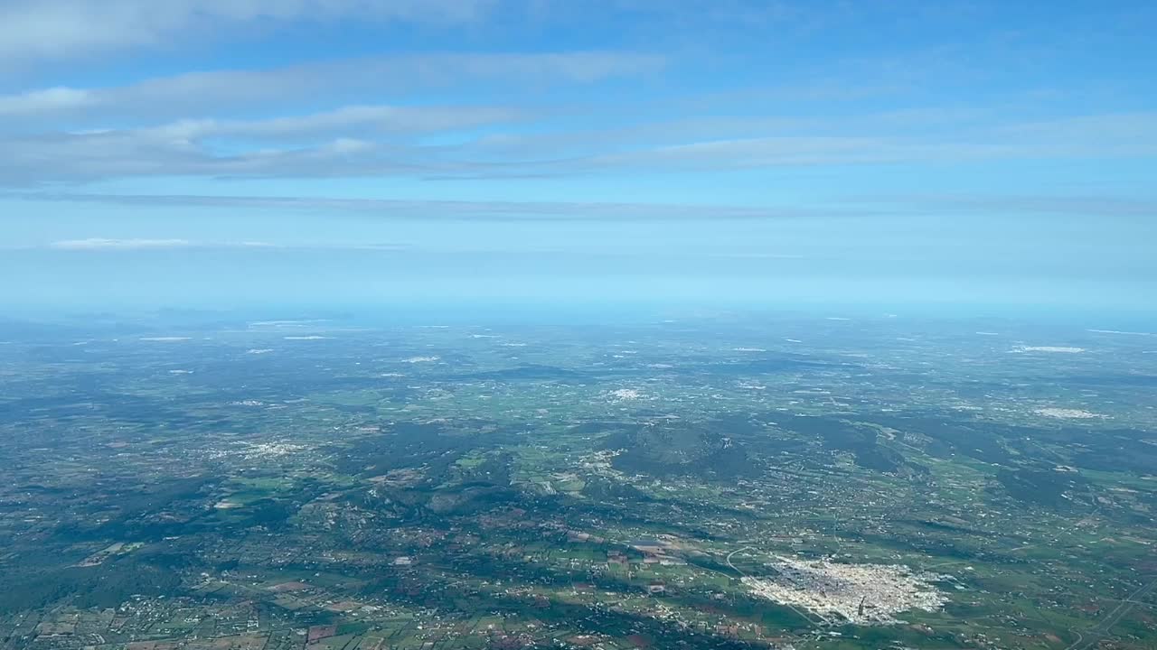 마요르카, 스페인, 일광에서 일부 선형 구름과 그림자의 조종석 보기