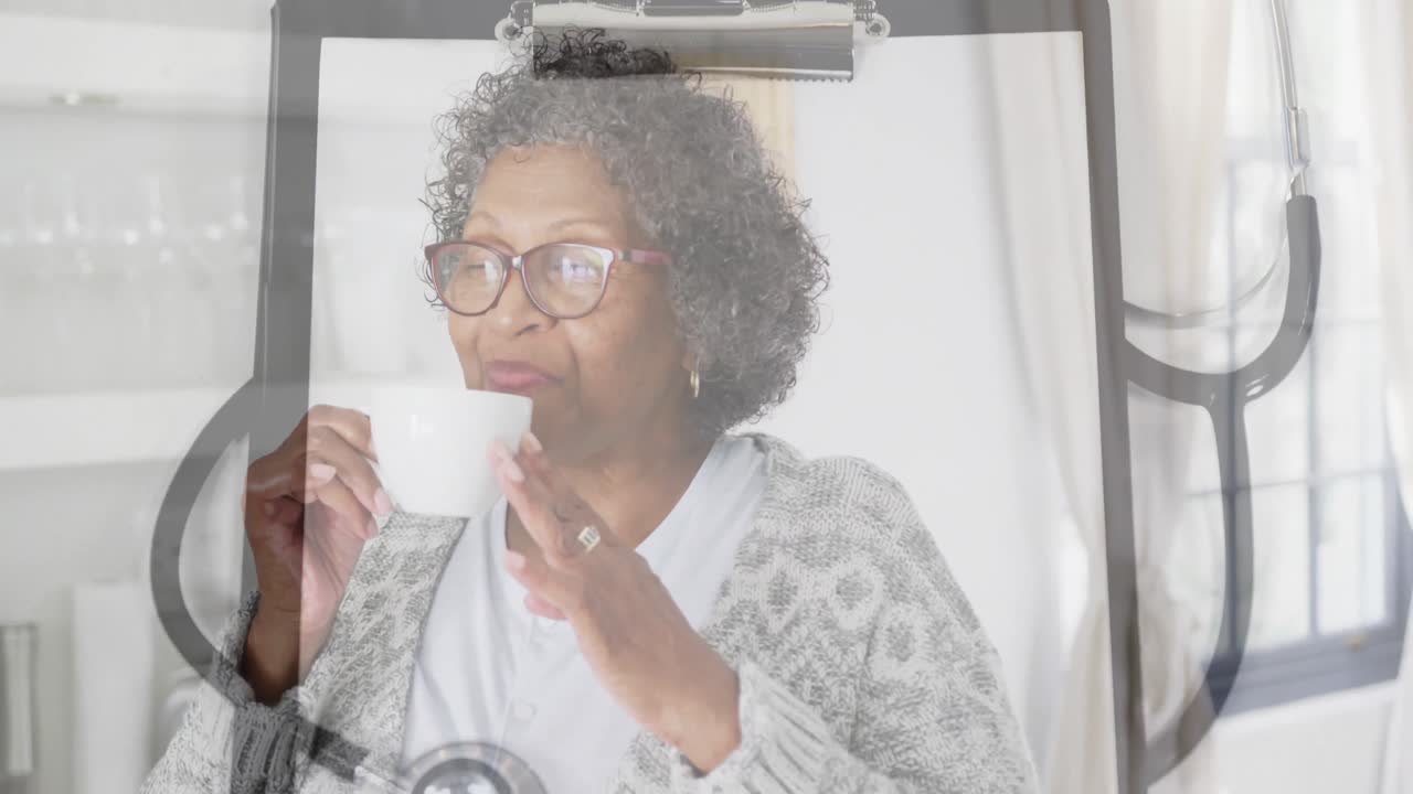 animación del estetoscopio y el clipboard sobre una mujer mayor tomando té y sonriendo