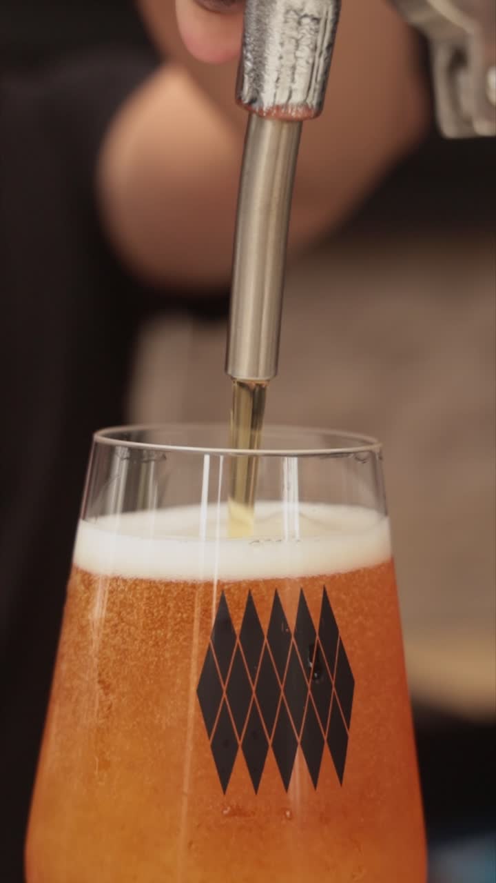 Ein Glas Bier einschenken
