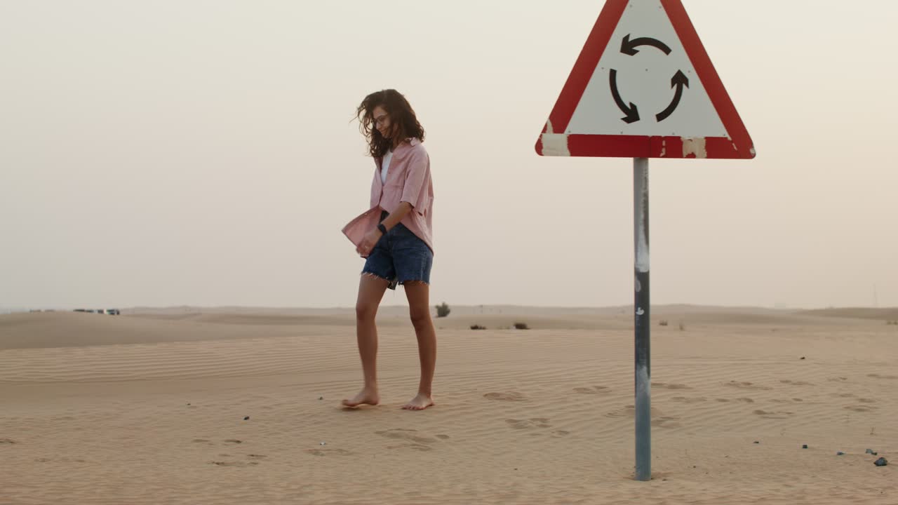 Donna che cammina nel deserto