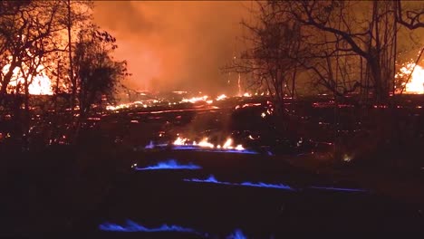 Se-Ven-Llamas-De-Gas-Metano-Azul-Con-La-Erupción-Y-El-Flujo-De-Lava-Del-Volcán-Kilauea-En-Hawai