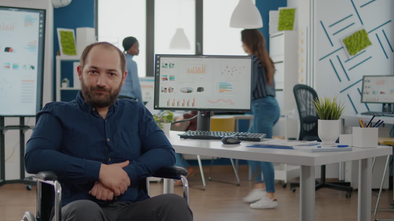 empresario inmovilizado sentado en silla de ruedas discutiendo por videollamada