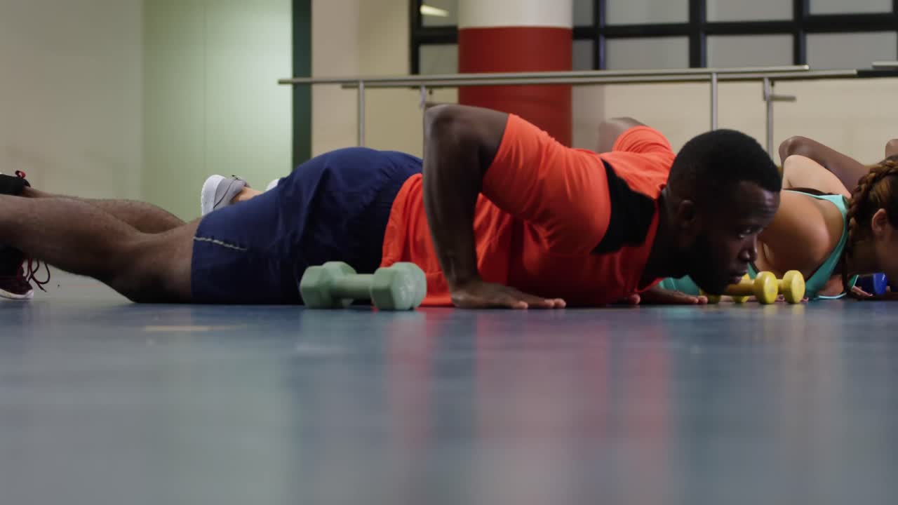 mantenerse en forma en una clase de gimnasia