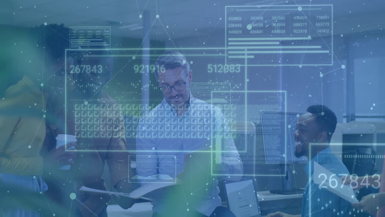 Middelaldrende mann som holder en perm og kolleger som peker på oppdaterende digitale finansdiagrammer på kontoret.