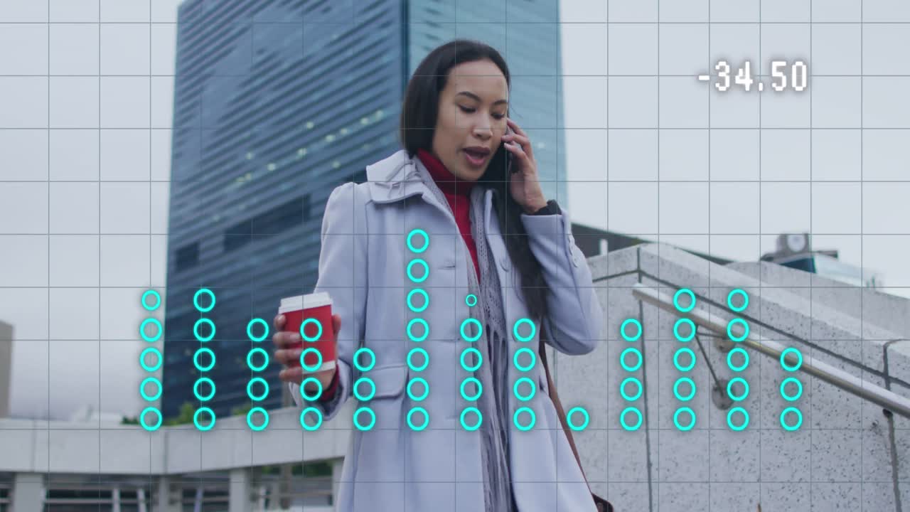 스마트 폰을 사용하는 두 인종의 여성에 대한 데이터 처리 애니메이션