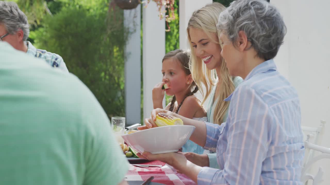 счастливая семья ест вместе за столом