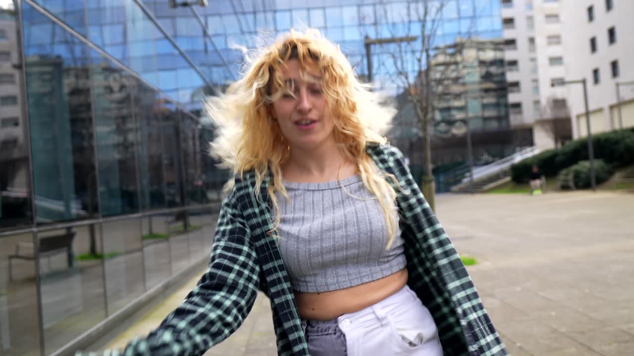 Donna che balla all'aperto in un ambiente urbano