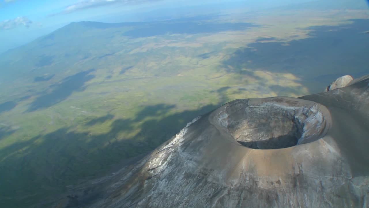 탄자니아의 oldoinyo le ngai 화산 위로 공중 촬영