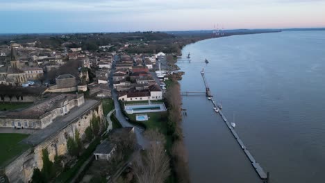 Barco-Marino-De-Bourg-sur-gironde,-Burdeos,-Francia---Antena