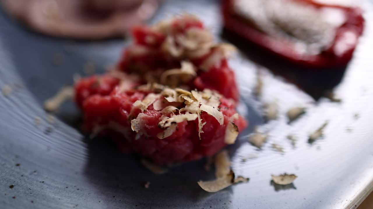 primer plano de carne cruda con guarnición